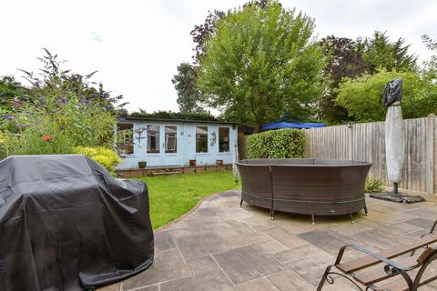 9 Lodge Road, Fetcham, Leatherhead, KT22 9QY