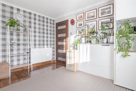 31 Avon Road, Bathgate, EH48 4AH