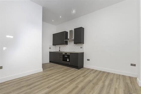 Studio to rent, Downs Road, London, E5