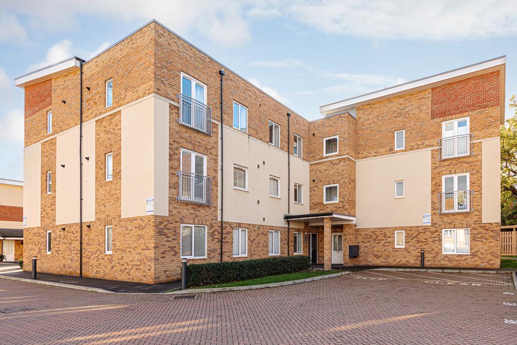 Leatherhead 2 bed apartment £300,000