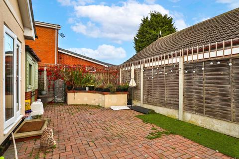 2 bedroom bungalow for sale - Thorn Road, Hedon, Hull,  HU12 8HN