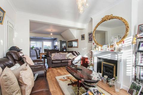 3 bedroom end of terrace house for sale - Lymington Close, Mitcham, London, SW16
