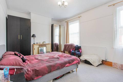 3 bedroom maisonette for sale - Beatrice Avenue, Norbury, London, SW16