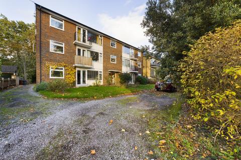 3 bedroom flat to rent, The Avenue, Beckenham, Kent, BR3