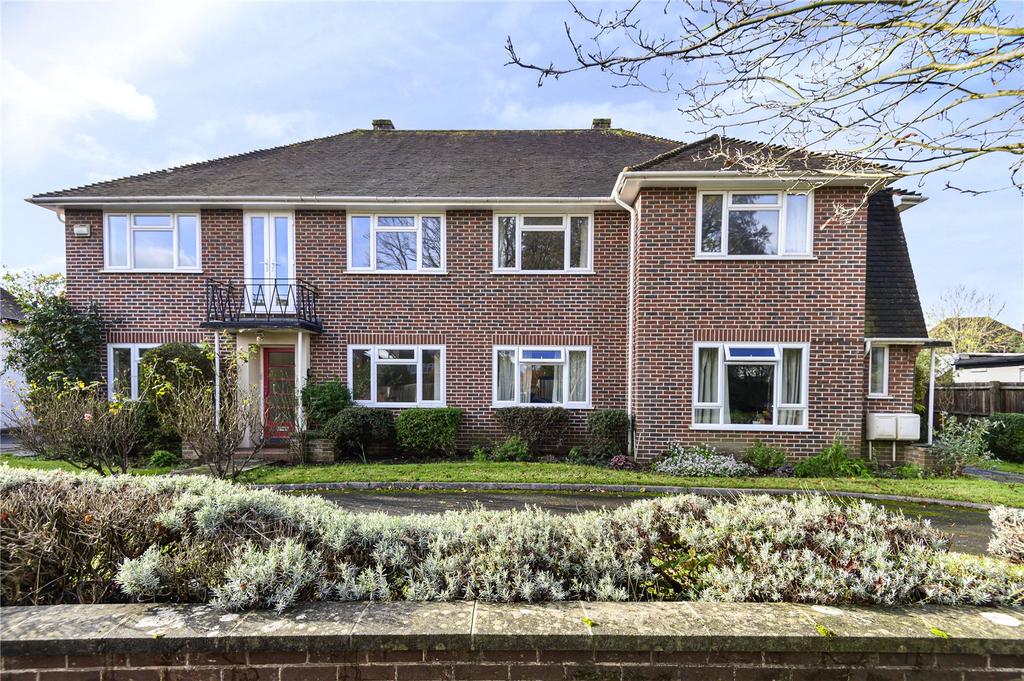 Parkwood Avenue, Esher, KT10 2 bed apartment £1,300 pcm (£300 pw)