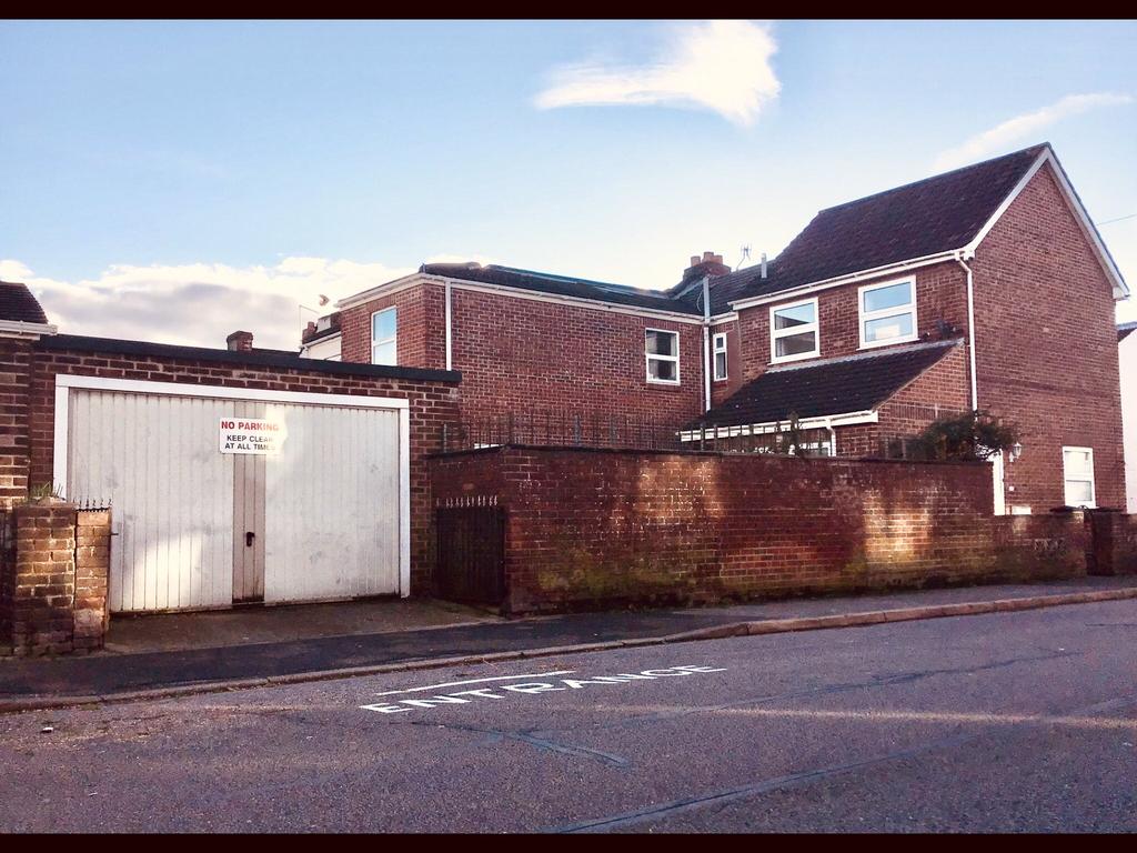 Carnarvon Road, Portsmouth... 2 bed end of terrace house £1,100 pcm