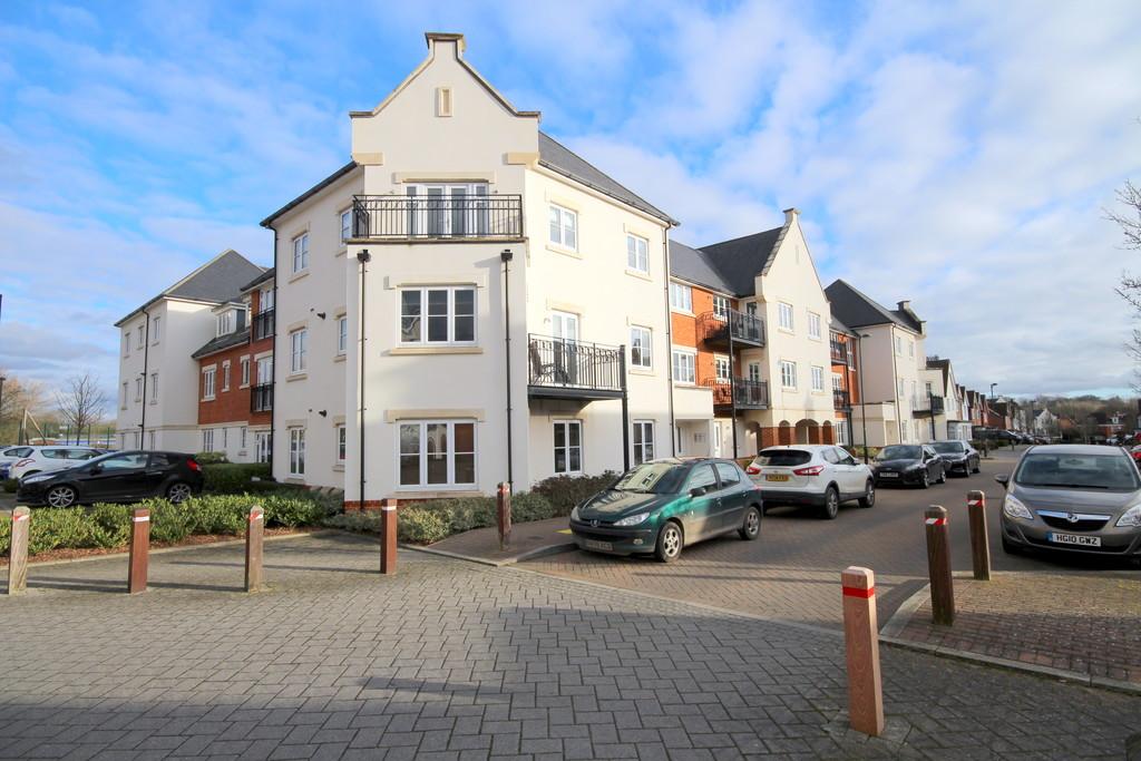 Longhurst Avenue, Horsham 2 bed apartment £1,350 pcm (£312 pw)
