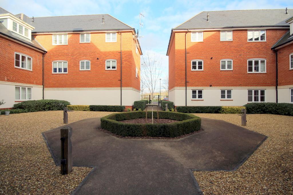 Longhurst Avenue, Horsham 2 bed apartment £1,350 pcm (£312 pw)