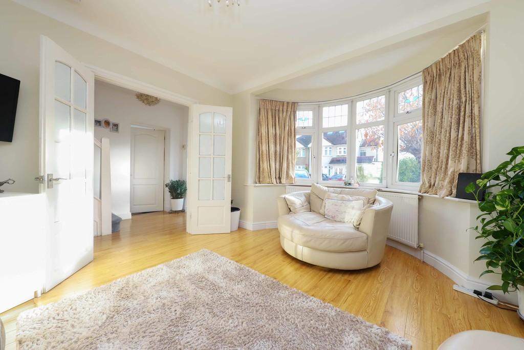 Chestnut Drive, Pinner HA5 5 bed semidetached house £800,000