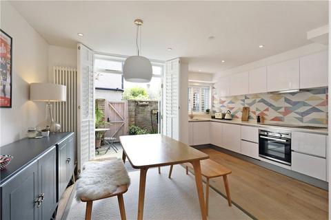 3 bedroom terraced house to rent, Thornton Road, SW19