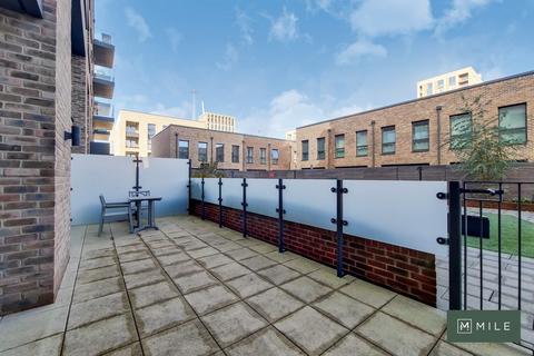 4 bedroom apartment to rent, Hoy Close, London