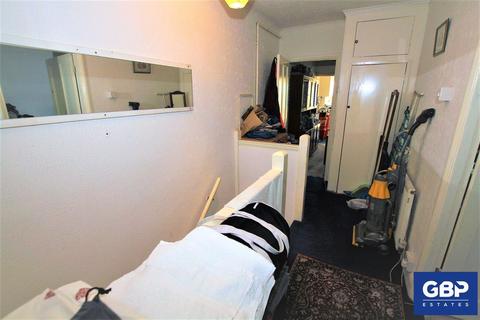 2 bedroom maisonette for sale - High Road, Romford