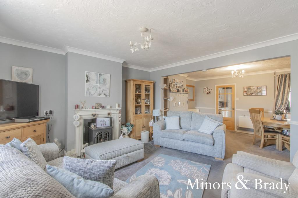 Station Road, Lingwood 3 bed semidetached house £290,000