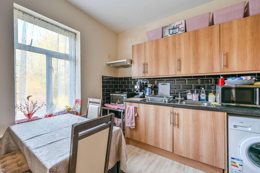 Ashurst Road, North Finchley, London, N12 4 bed semidetached house for