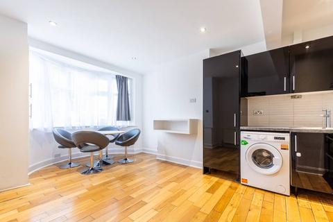 2 bedroom flat for sale - Bushey Road,, Raynes Park, London, SW20