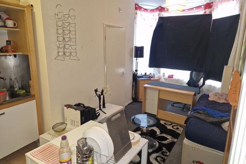 175 Hyde Park Road, Leeds, LS6 1AH