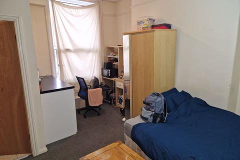 175 Hyde Park Road, Leeds, LS6 1AH