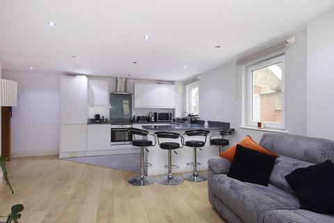 2 bedroom apartment to rent - Church Street, Walton-On-Thames