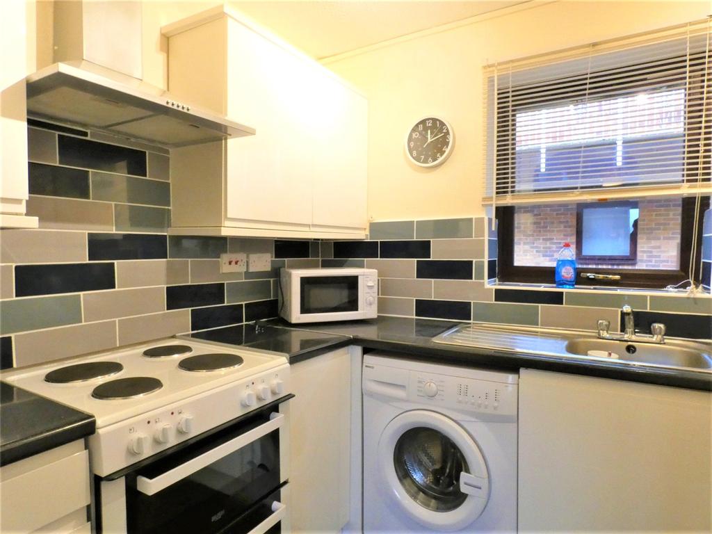 Linden Drive, Liss, Hampshire, GU33 1 bed apartment £750 pcm (£173 pw)
