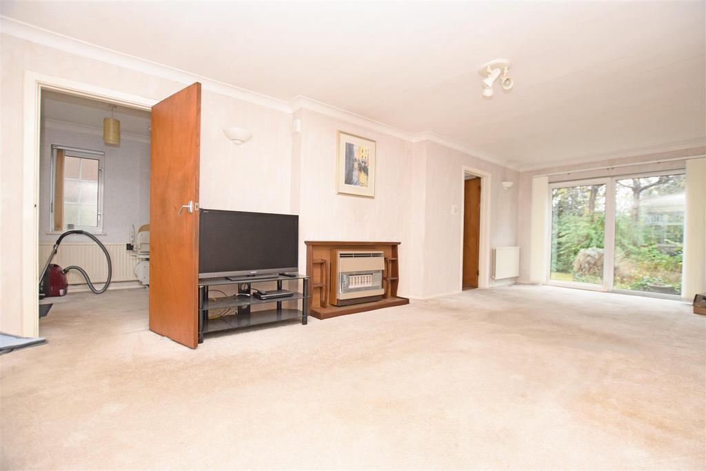 Kenton Avenue, SunburyOnThames 3 bed detached house £725,000