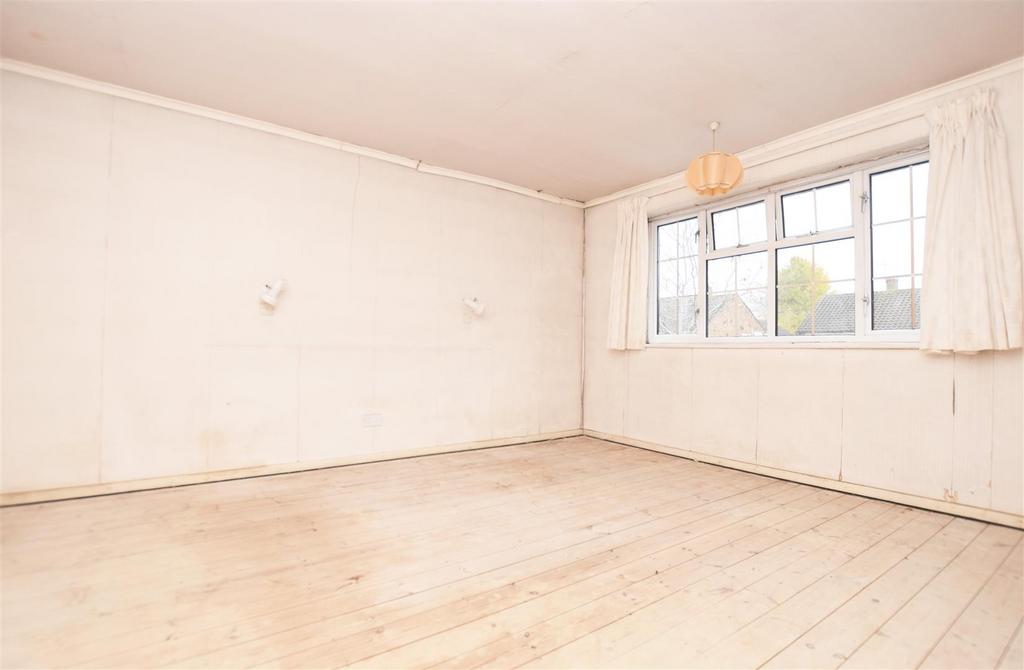 Kenton Avenue, SunburyOnThames 3 bed detached house £725,000
