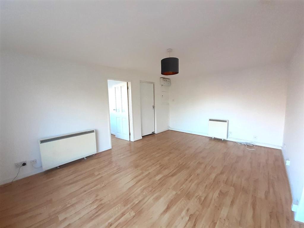 Deane Drive 1 bed apartment £700 pcm (£162 pw)