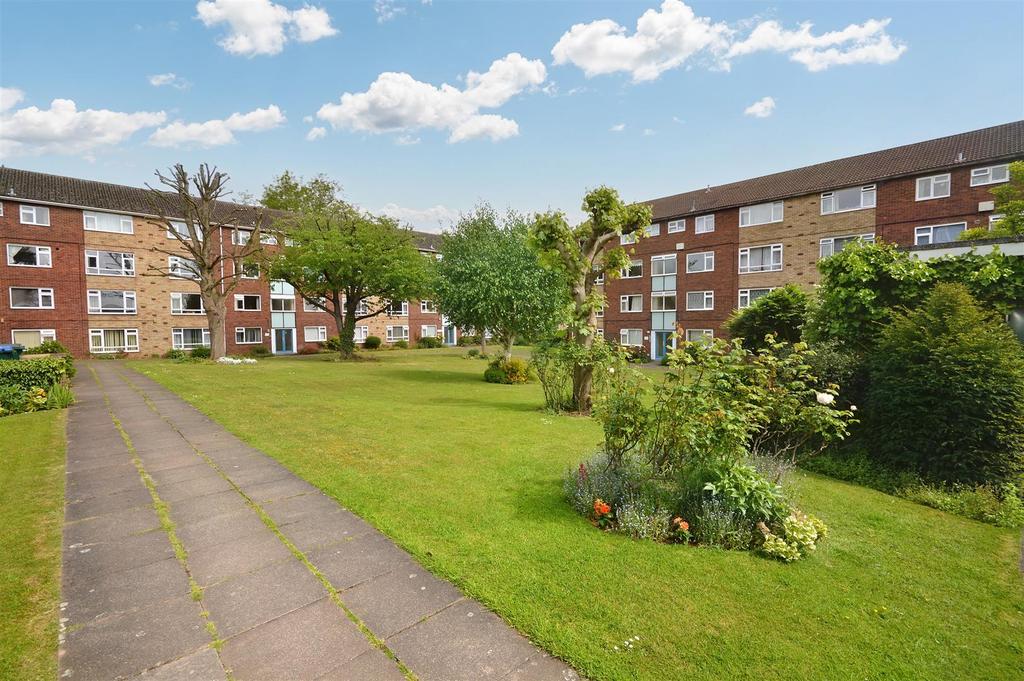 Elmwood Court, St. Nicholas Street... 2 bed apartment £825 pcm (£190 pw)