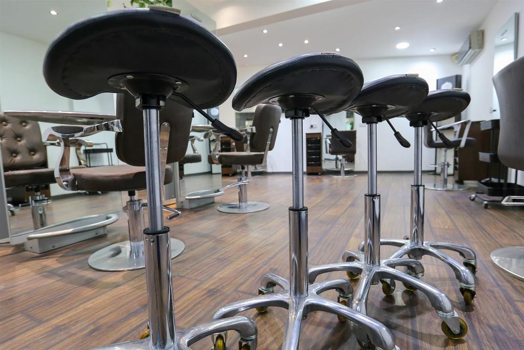 Salon Stools 699.jpg