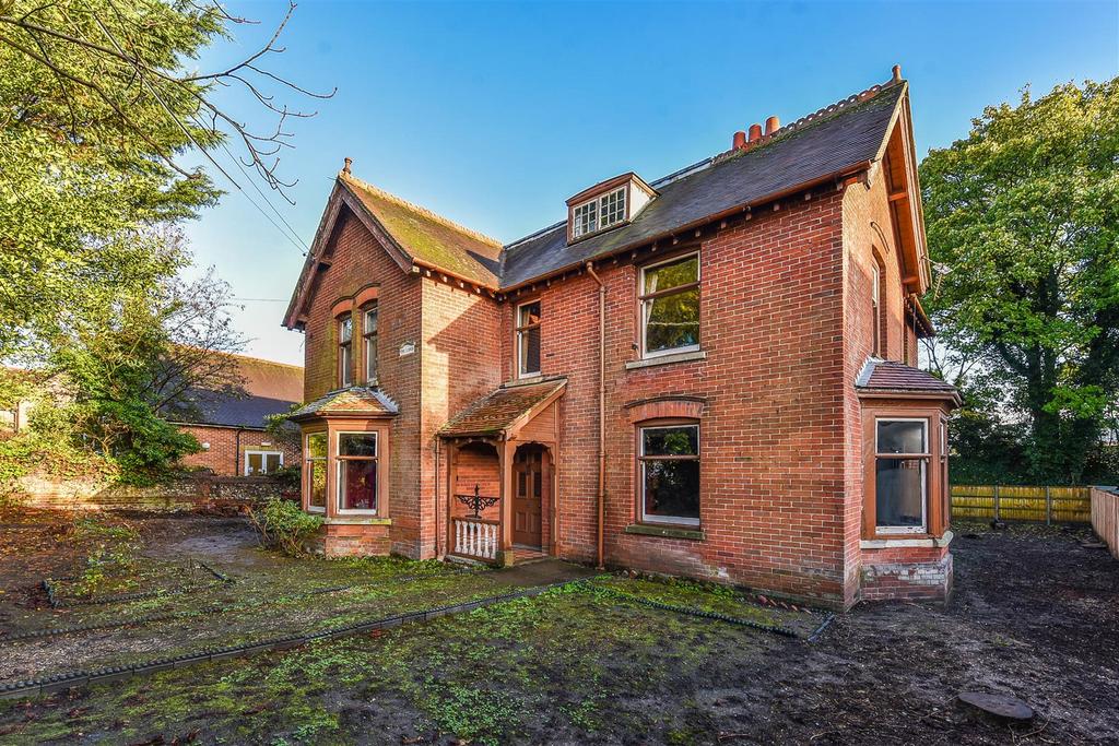 Junction Road, Andover 6 bed detached house for sale £625,000