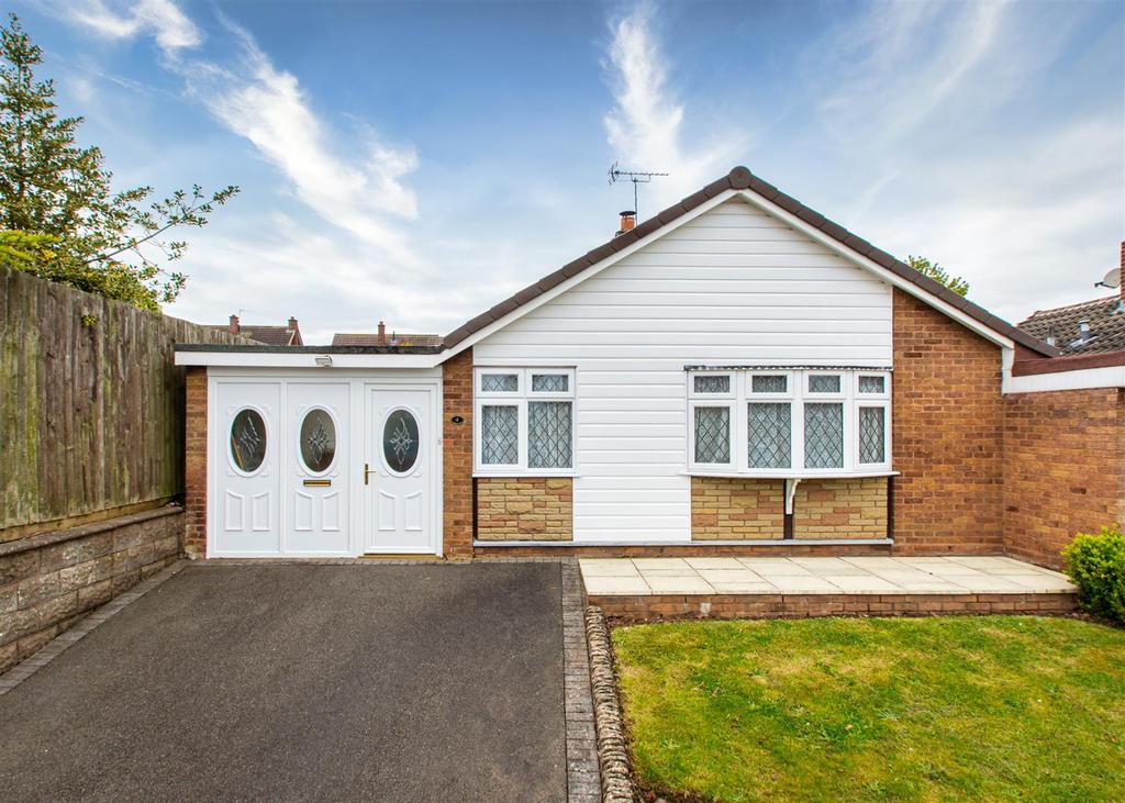 4 Highfields Drive, Wombourne 2 bed semidetached bungalow £329,950