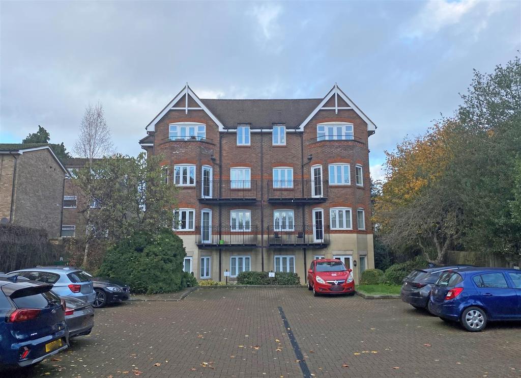 Station Road, Redhill 2 bed flat £280,000