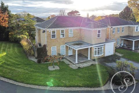 5 bedroom detached house for sale - Shadwell Park Drive, Leeds