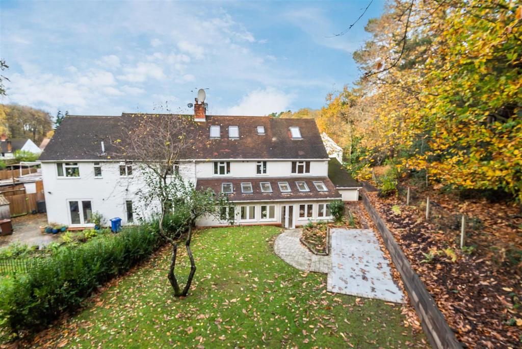 White City Crowthorne, Berkshire, RG45 7DJ 6 bed semidetached house