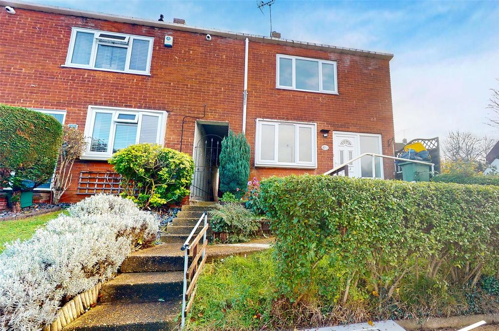 Gobions, Kingswood, Basildon, Essex... 2 bed end of terrace house £