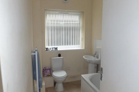 2 bedroom ground floor flat to rent, Newry Street, Holyhead