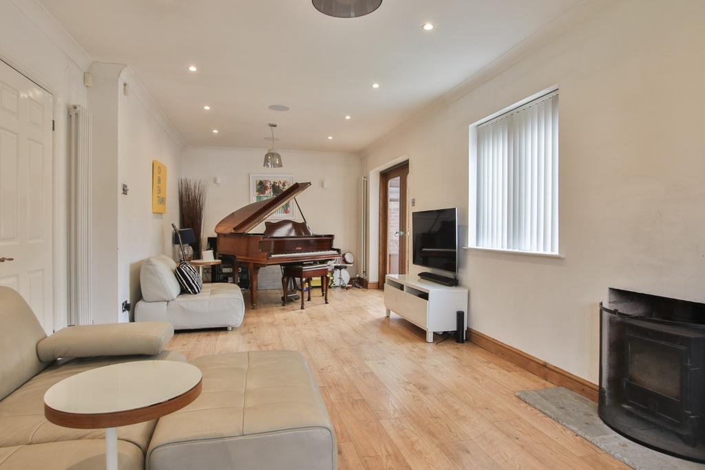 Cliff Road, Hessle, East Riding of Yorkshire, HU13 3 bed detached house