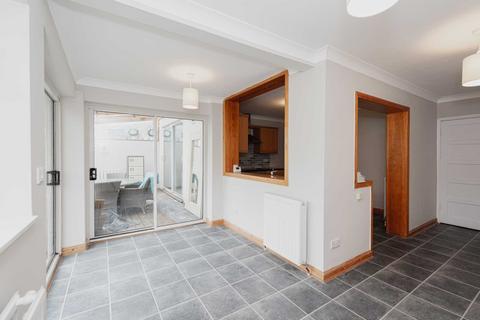3 bedroom semi-detached house to rent, Maidenshaw Road, Epsom