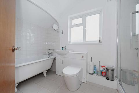 3 bedroom semi-detached house to rent, Maidenshaw Road, Epsom