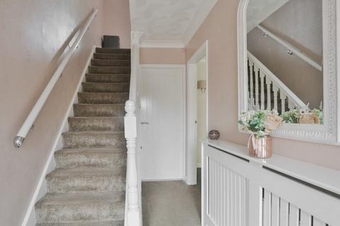 3 bedroom semi-detached house for sale - Glenwood Close, Hull, HU8 0ER