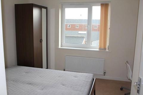 4 bedroom terraced house to rent, Guide Post Road, Grove Village, Manchester, M13