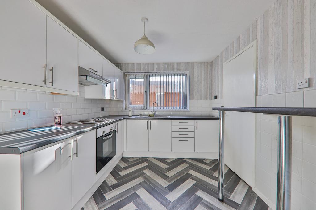 Dressay Grove, Hull, HU8 9JJ 2 bed end of terrace house £115,000
