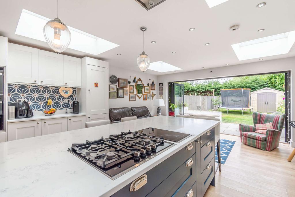 Vale Croft, Pinner, HA5 4 bed terraced house £825,000