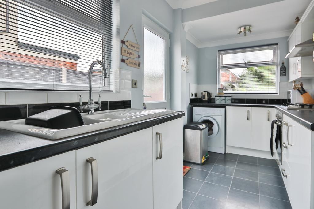 Strathmore Avenue, Hull, East Riding of Yorkshire, HU6 7HL 3 bed semi
