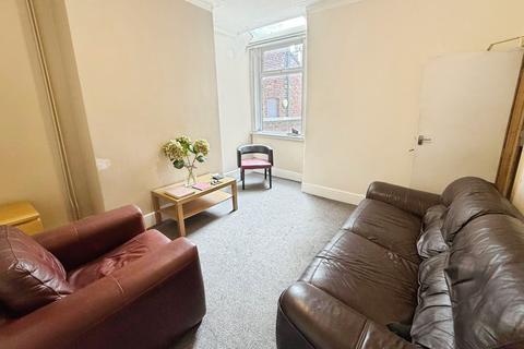 4 bedroom terraced house to rent, Hall Road, Manchester, M14