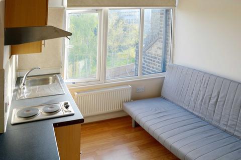 Studio to rent, High Street, Acton
