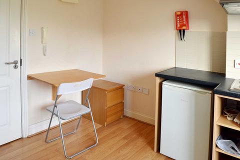Studio to rent, High Street, Acton