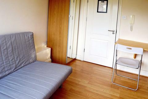 Studio to rent, High Street, Acton