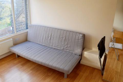 Studio to rent, High Street, Acton