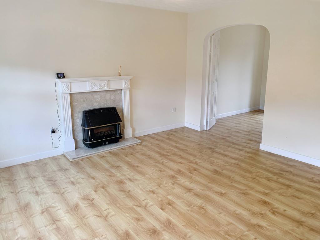 Ivel Road, Shefford SG17 4 bed detached house £1,400 pcm (£323 pw)