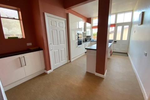 2 bedroom apartment to rent - Ellenborough Crescent, Weston-super-Mare, BS23